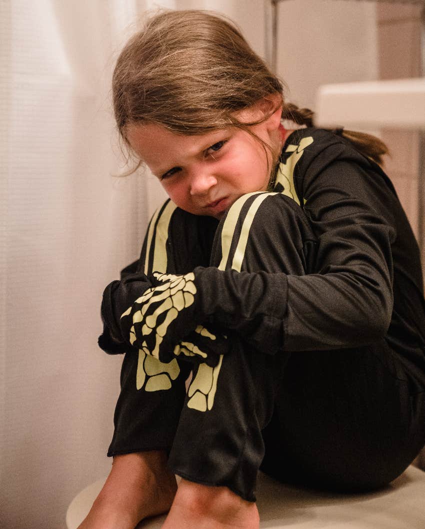 single dad concerned about his daughter's appearance because she won't brush her hair or wear clean clothes