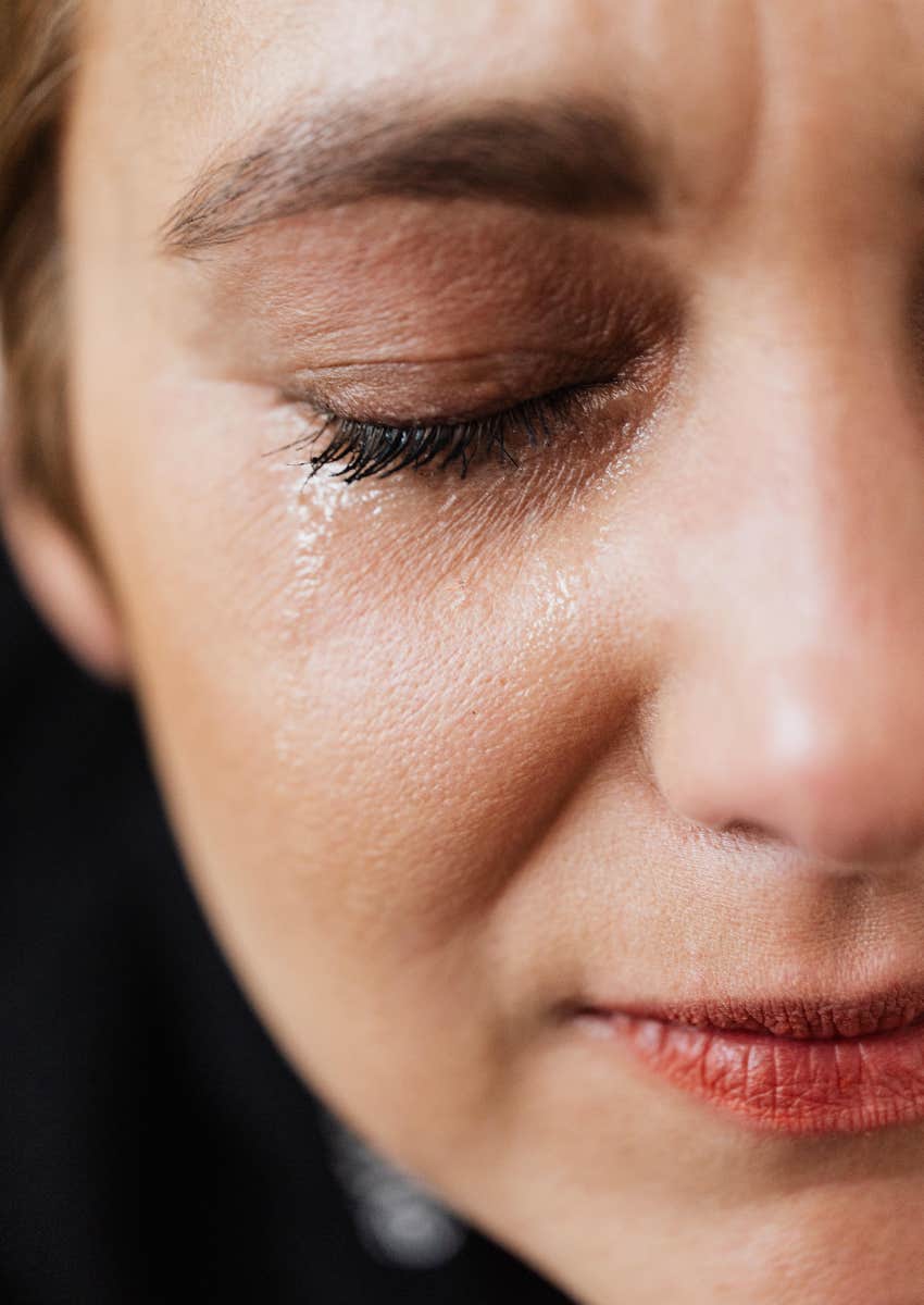 woman says her boyfriend threatened to break up with her if she didn't quit going to therapy