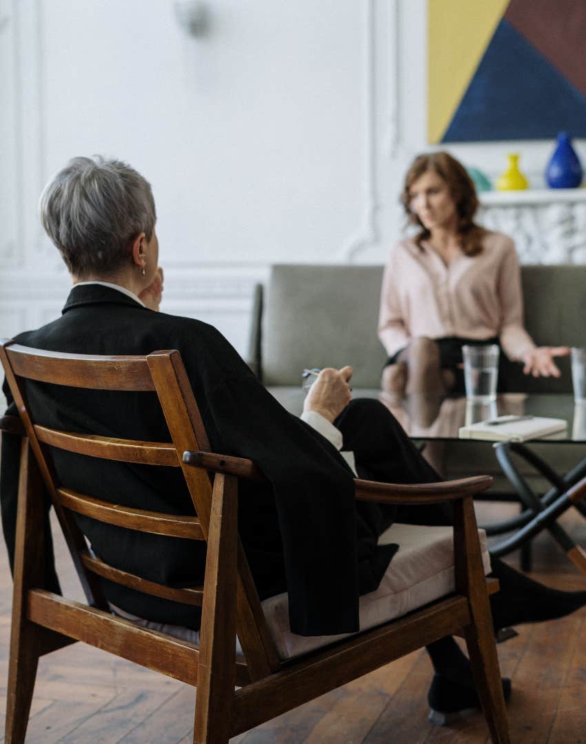 woman says her boyfriend threatened to break up with her if she didn't quit going to therapy