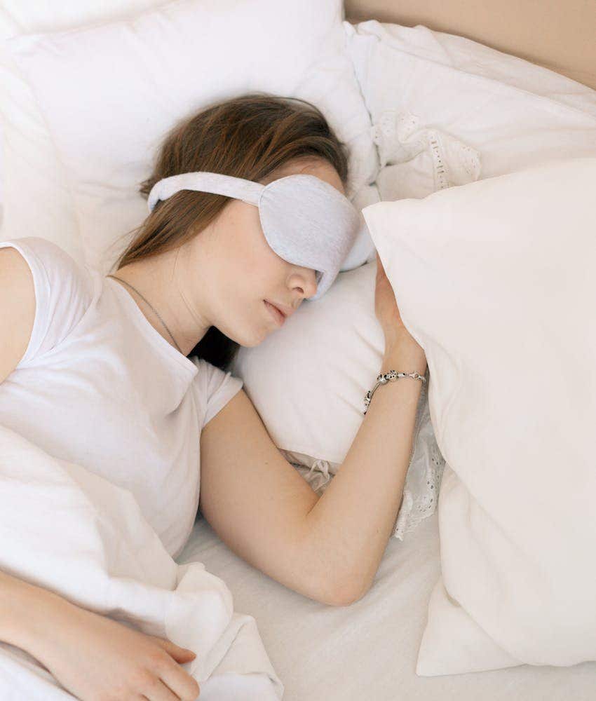 david koechner says he sleeps in 77 degree temperatures to fall asleep