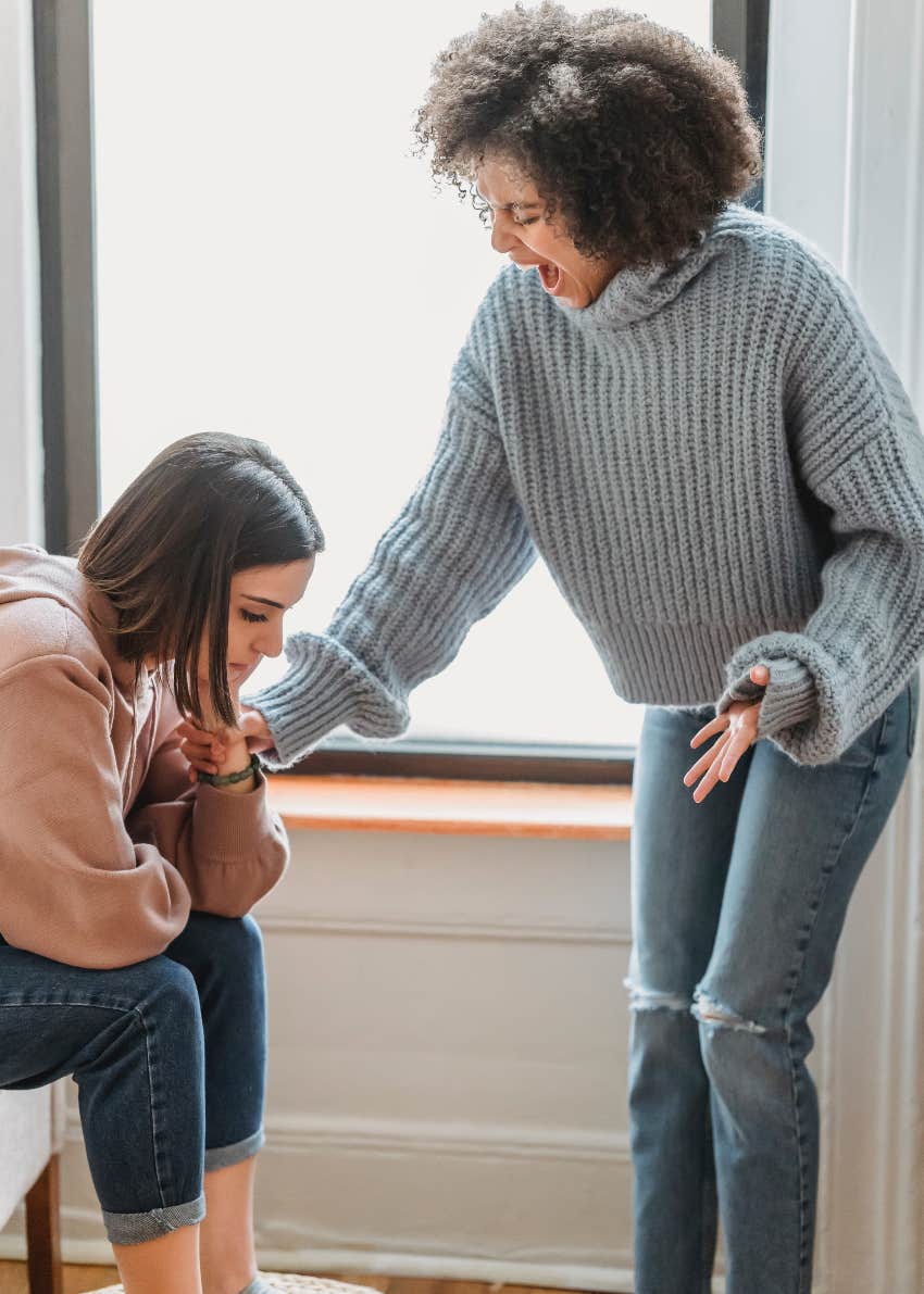 woman threatens to kick sister out of wedding if she doesn't wear modest dress