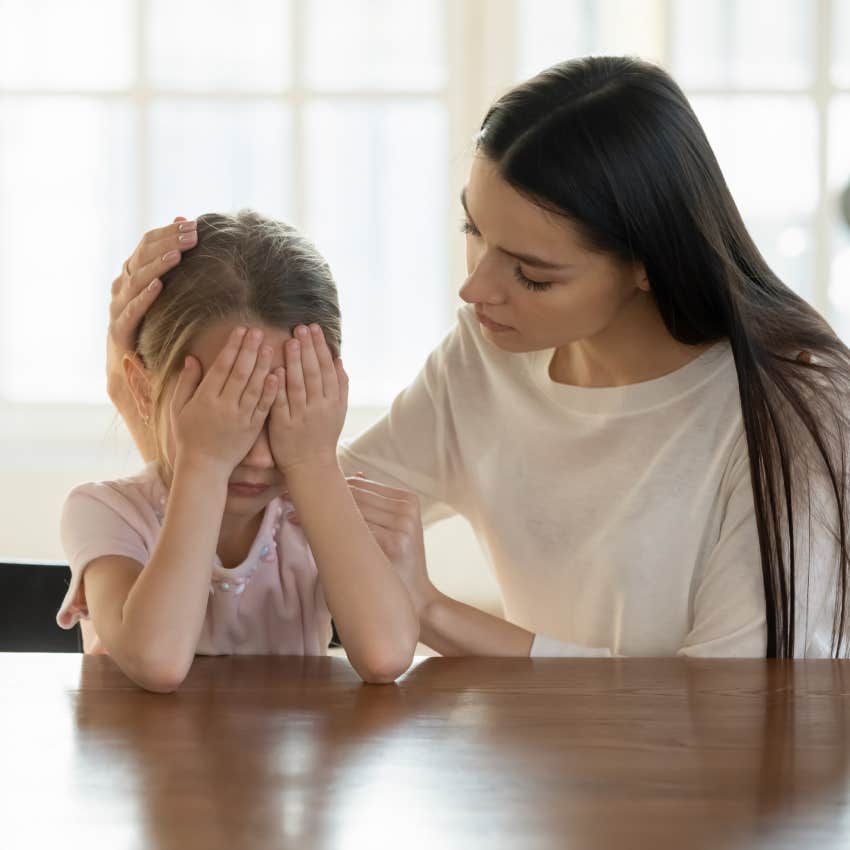 Mom Admits She's Heartbroken After Noticing That Her 6-Year-Old Is Being Ignored By The Other Girls In Her Class