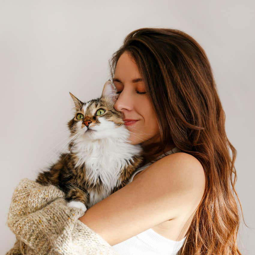 Woman Breaks Up With Her Boyfriend After He Hurt Her Cat But Her Friends Think She's Overreacting